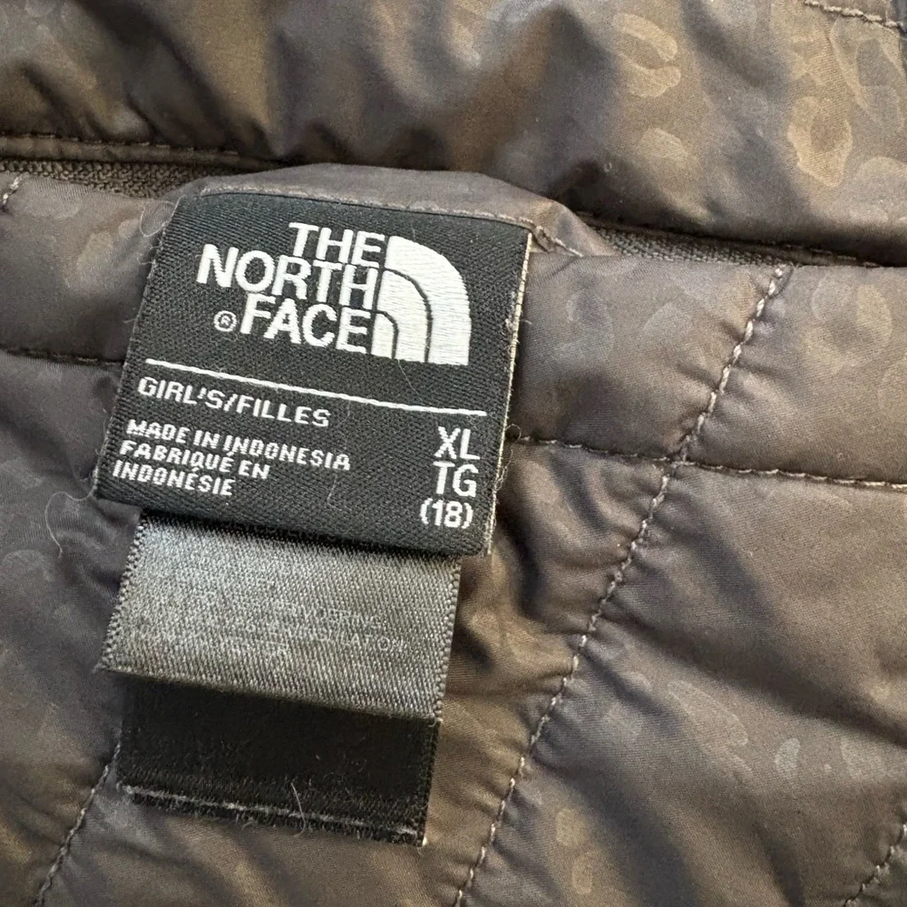 North Face Reversible Black and Pink Coat in Girls XL (size 18)